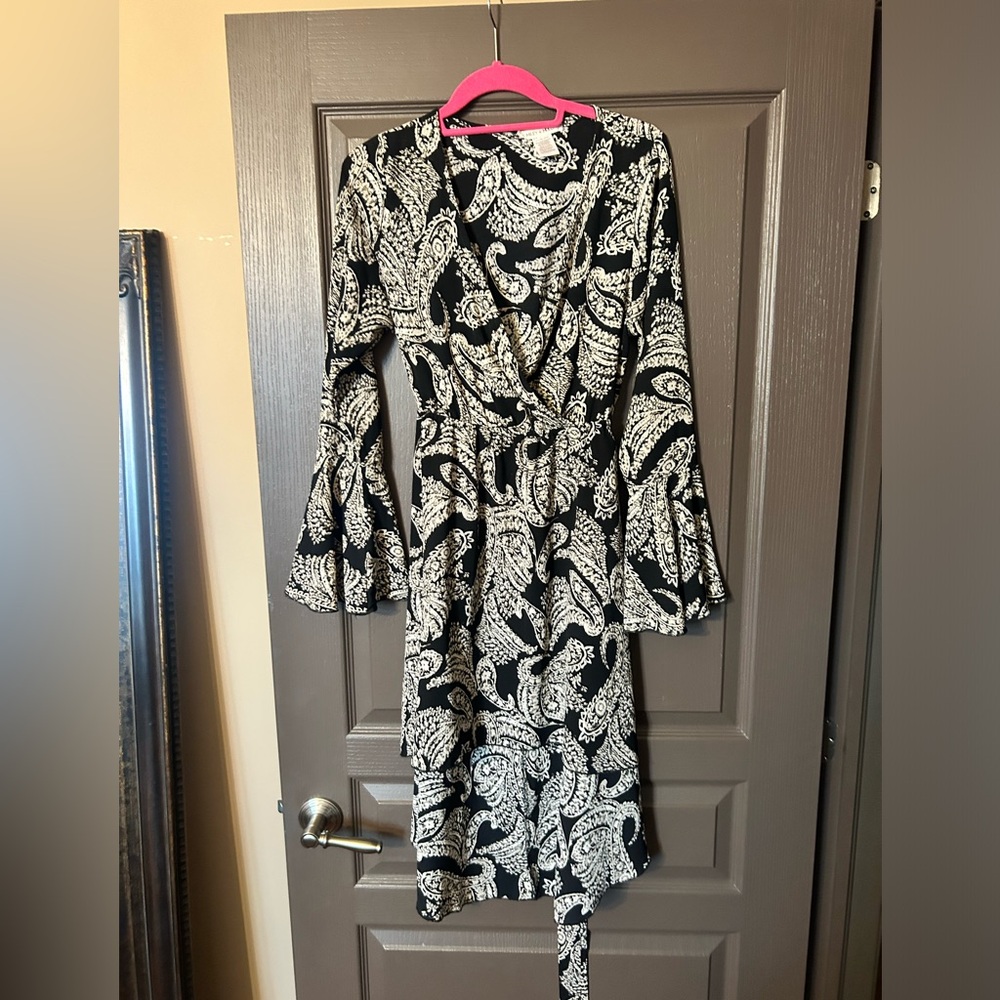 High low dress with tie belt for waist. Very flattering with a v neck line.